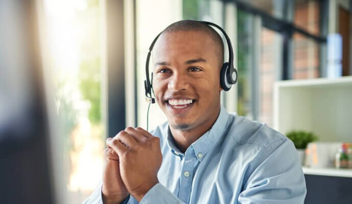 Mitarbeiter des englischsprachigen Rund-um-die-Uhr-Supports für Norton Small Business.